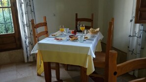 Daily continental breakfast (EUR 5.00 per person)