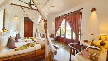 Deluxe Room with Sea View ( Asili House ) | Ylelliset vuodevaatteet, minibaari, tallelokero huoneessa