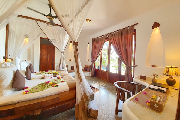 Deluxe Room with Sea View ( Asili House ) | Sengetøy av topp kvalitet, minibar og safe på rommet