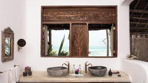 Deluxe Room with Sea View ( Asili House ) | Phòng tắm | Bồn tắm và buồng tắm vòi sen riêng, bồn tắm ngâm, vòi sen phun mưa 