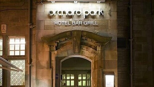 L’entrée du Granado Park Hotel Bar Grill, avec sa façade en pierre et son portail en arc de cercle.