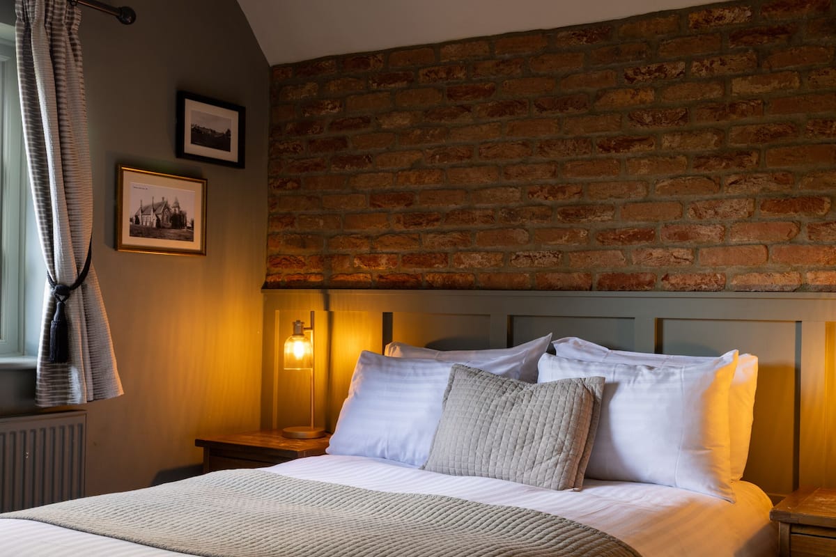 Habitación doble, baño en la habitación | Ropa de cama de alta calidad y escritorio