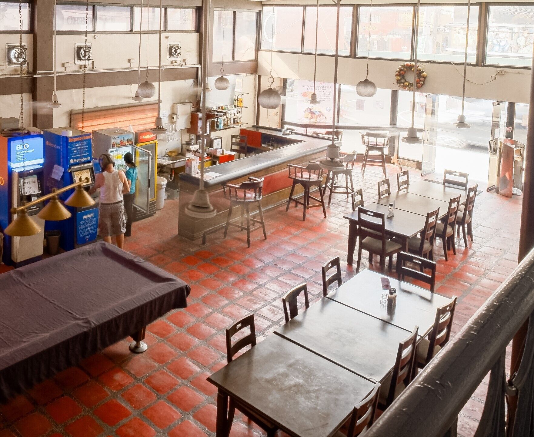 2 restaurants, international cuisine