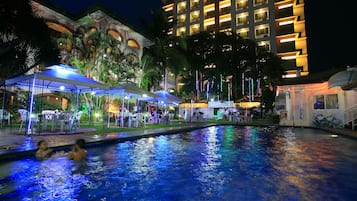 Outdoor pool, pool umbrellas, sun loungers