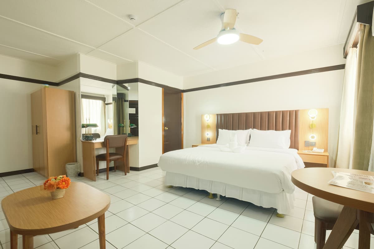King Deluxe Room (Single / Couples)