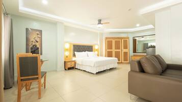 Garden Suite Room | Minibar, in-room safe, desk, laptop workspace