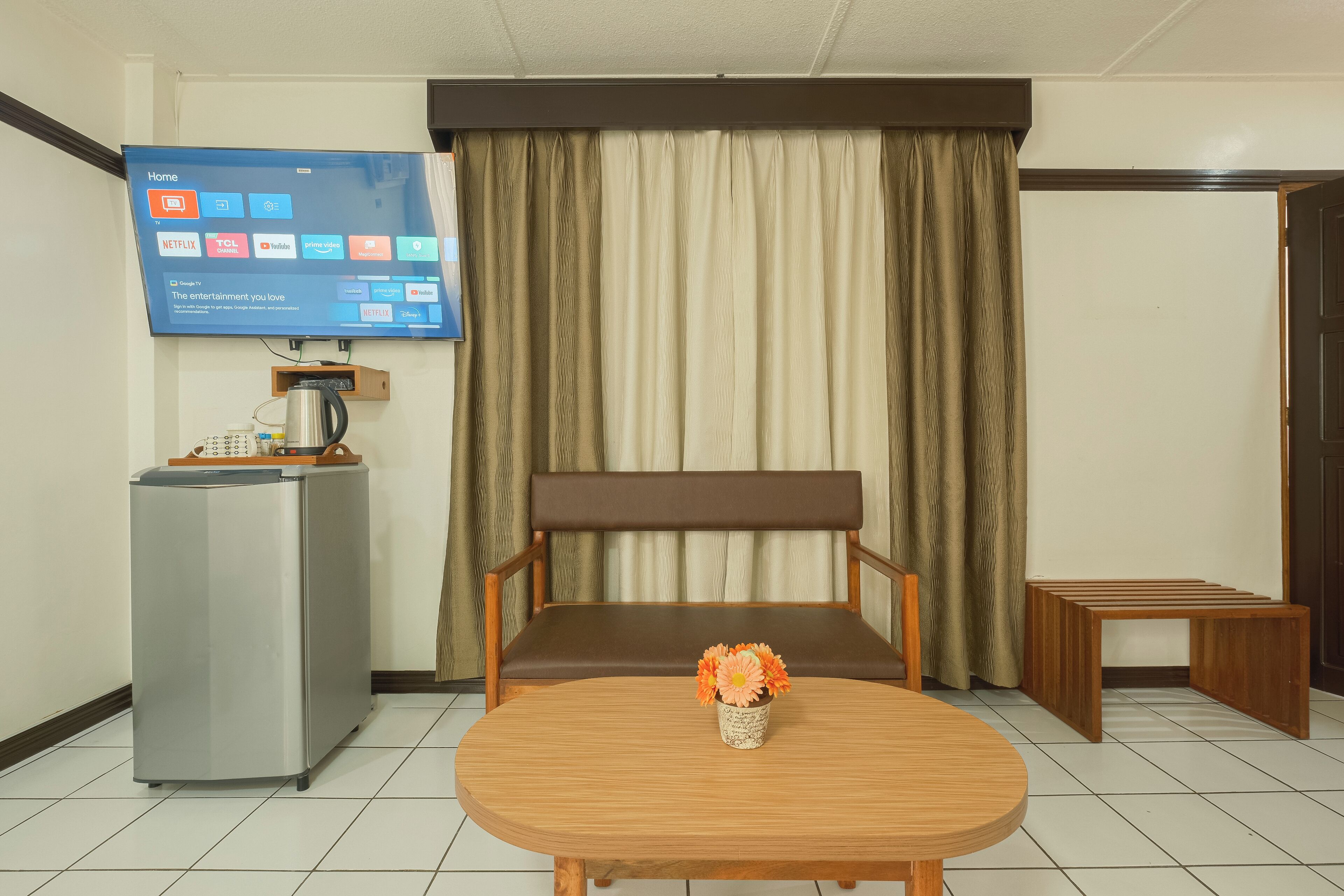 Minibar, caja de seguridad en la habitación y escritorio 