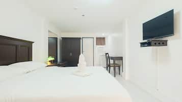Habitación estándar (Single / Couples) | Minibar, caja de seguridad en la habitación y escritorio