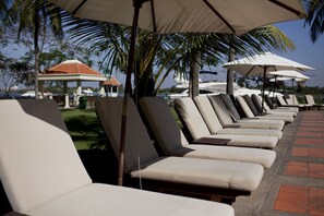 室外游泳池，日光浴躺椅