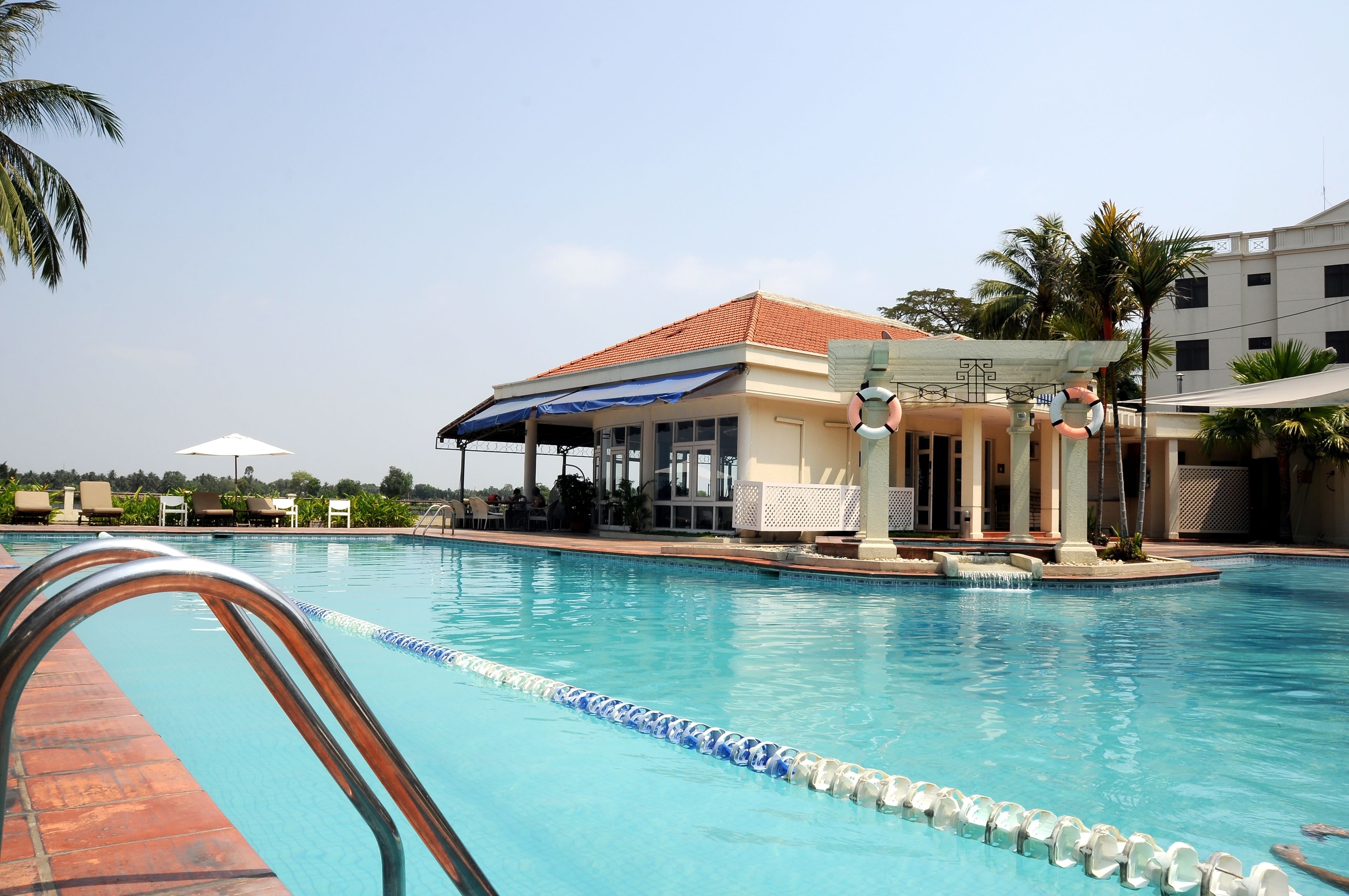 Una piscina al aire libre, sillones reclinables de piscina