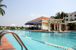 Piscina externa, espreguiçadeiras