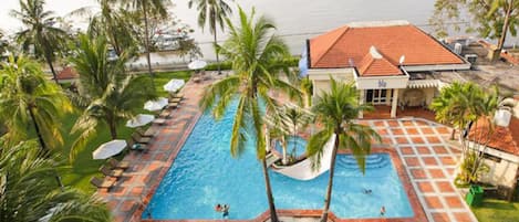 Outdoor pool, sun loungers