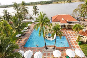 Outdoor pool, pool loungers - Riverside Serviced Apartments (Ho Chi Minh City)