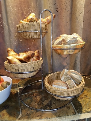 Daily continental breakfast (EUR 12.00 per person)