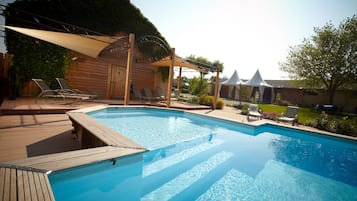 Utomhuspool och solstolar