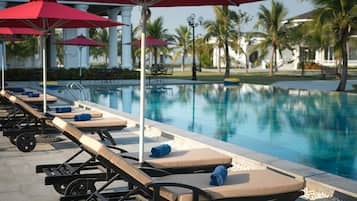 Piscine extérieure, parasols de plage, chaises longues