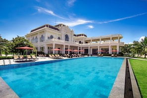 Außenpool, Sonnenschirme, Liegestühle