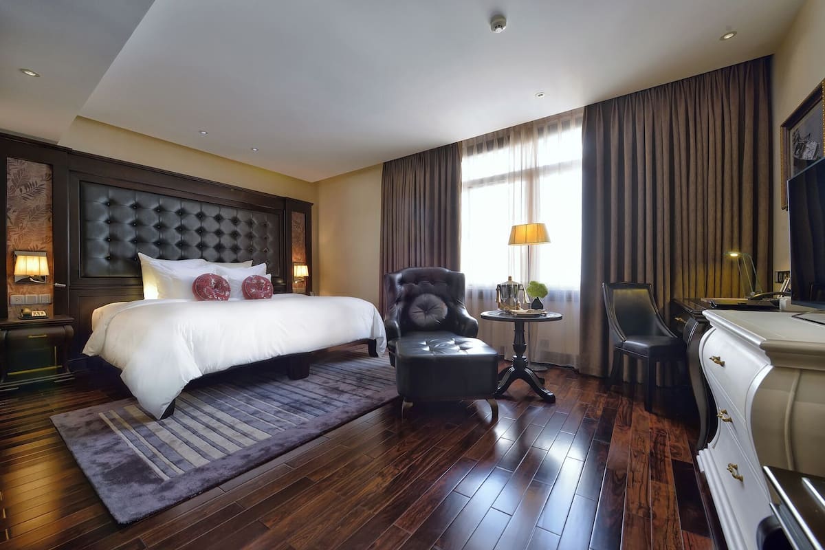 In-room safe, desk, blackout drapes, WiFi (free)