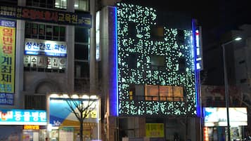 住宿正面 (夜晚)