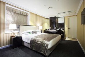 In-room safe, desk, soundproofing, free WiFi - The Grand Hotel Myeongdong (Seoul)