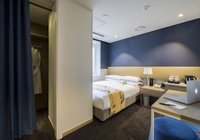 標準雙人房 | 房內夾萬、書桌、隔音、免費 Wi-Fi