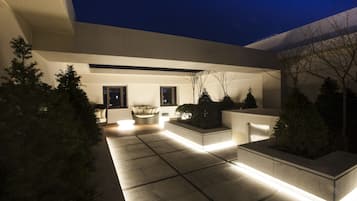 Fachada de la propiedad por la tarde o noche