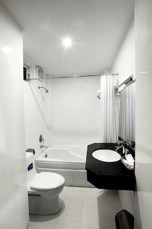 Chambre Deluxe | Salle de bain | Articles de toilette gratuits, sĂšche-cheveux, chaussons