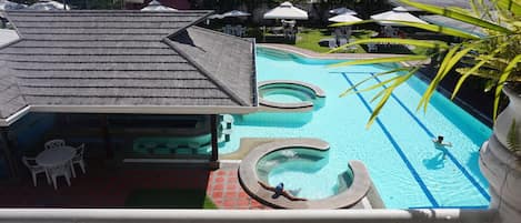 2 室外游泳池,日光浴躺椅