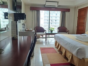 Minibar, in-room safe, individually furnished, desk - Wild Orchid Resort (Angeles City)