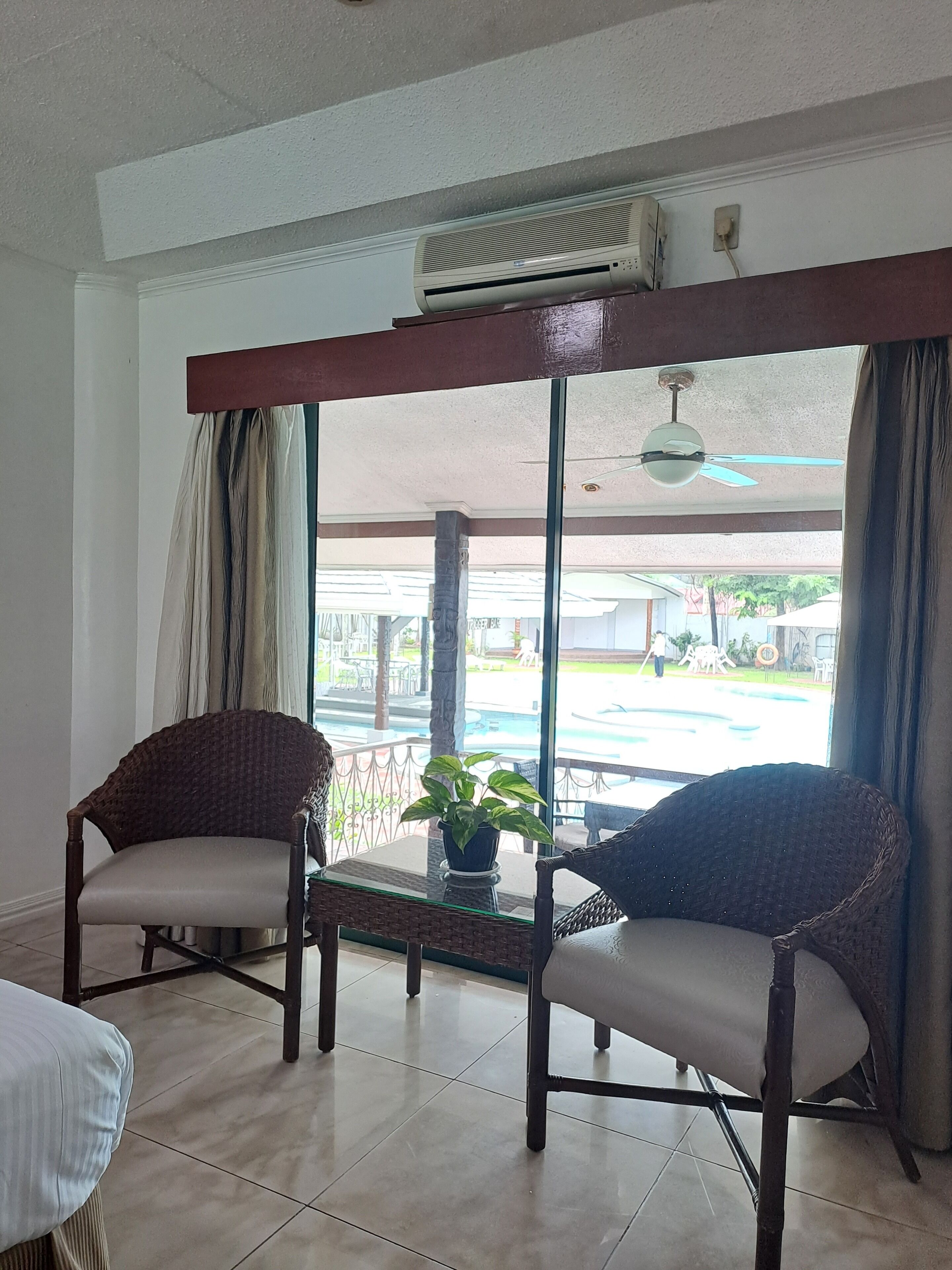Chambre, terrasse, en bord de piscine | Minibar, coffres-forts dans les chambres, ameublement personnalisé