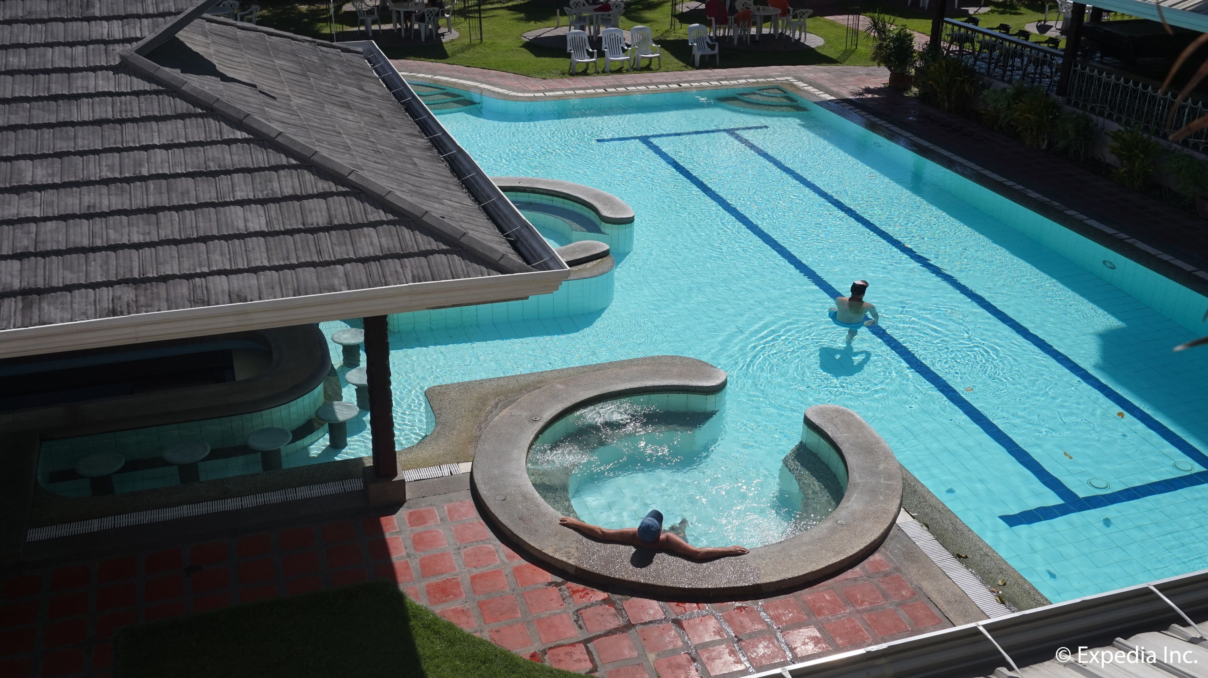 2 outdoor pools, pool loungers