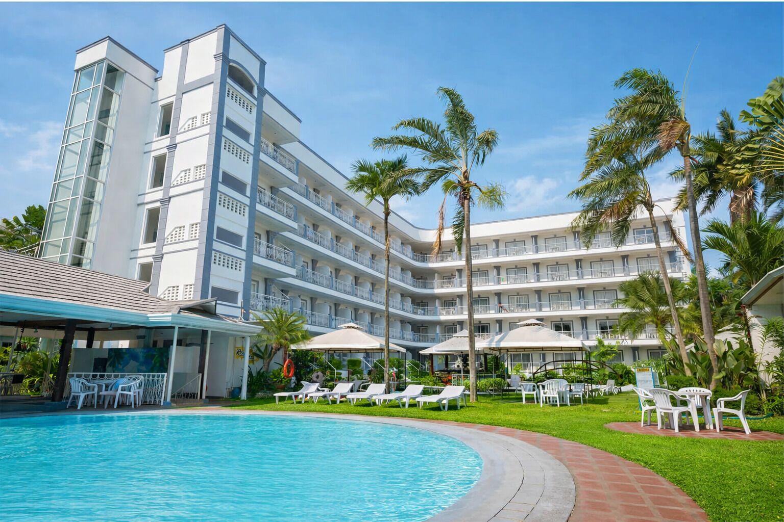 2 outdoor pools, sun loungers