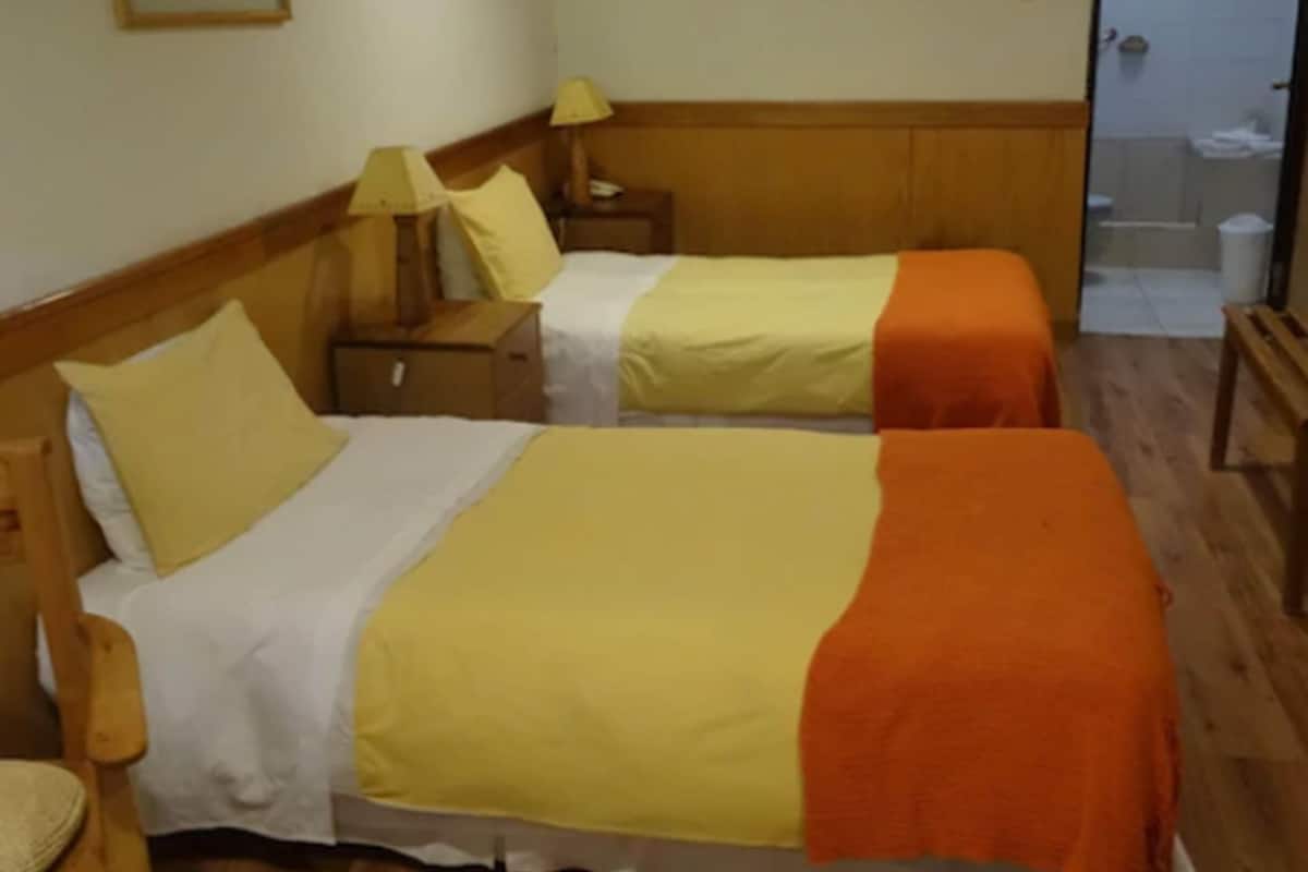 Standaard Twin kamer | Een kluis op de kamer, een bureau, gratis wifi, beddengoed