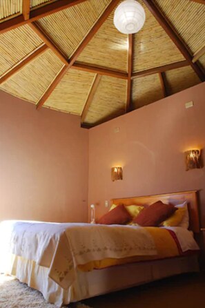 客房内保险箱、办公桌、免费 WiFi、床单