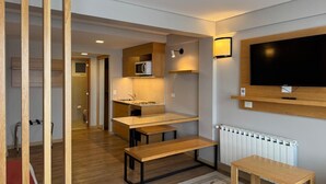 ห้องพรีเมียม, วิวทะเลสาบ | ตู้นิรภัยในห้องพัก, ผ้าม่านกันแสง, ห้องเก็บเสียง, เตารีด/โต๊ะรีดผ้า