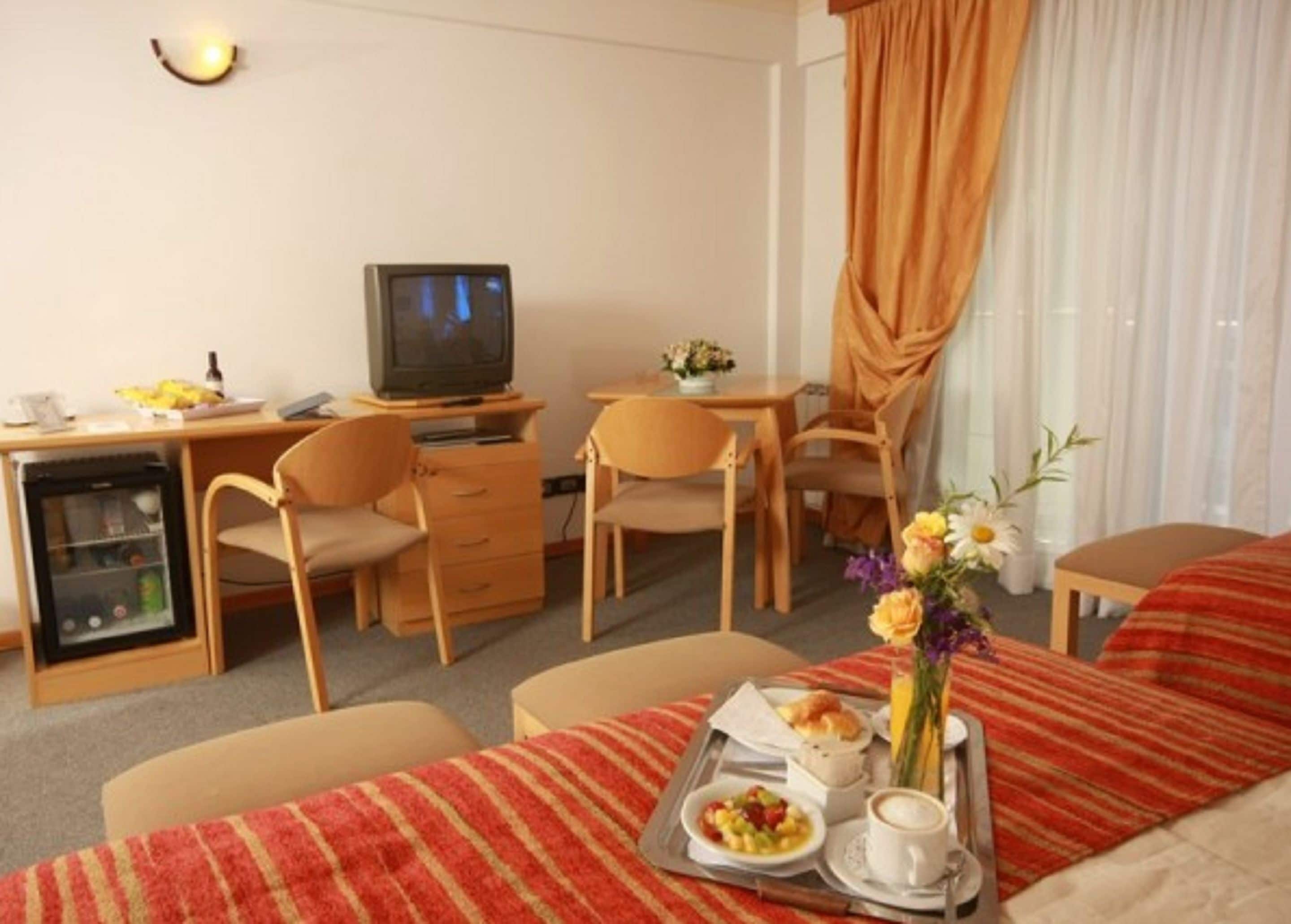 classic room, city view | minibar, in-room safe, desk, blackout curtains