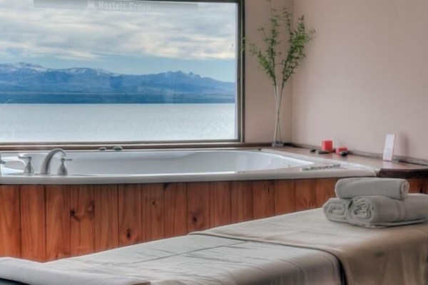 Deep soaking bathtub