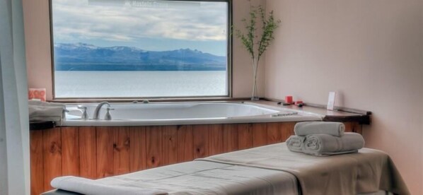 Deep soaking bathtub