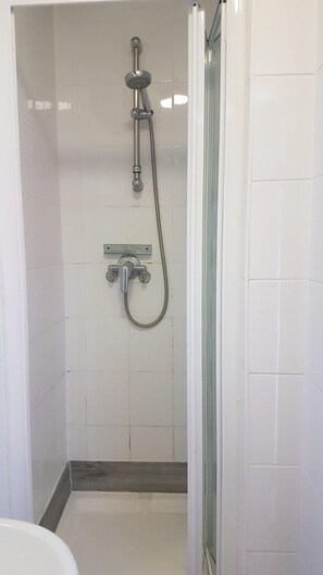 Bathroom - The Bugle Hotel (Fareham)