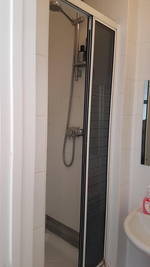 Bathroom - The Bugle Hotel (Fareham)