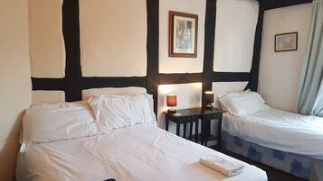 Habitación triple clásica, baño privado (Room 2)