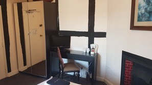 Habitación triple clásica, baño privado (Room 2)