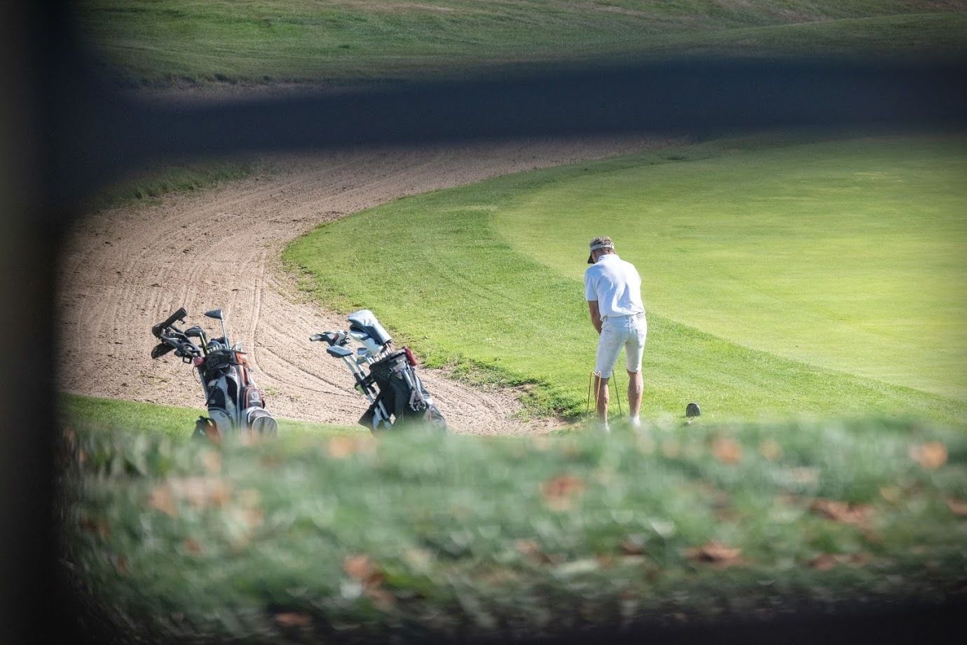 Ein Golfplatz mit einem Feldweg und einer Rasenfläche.
