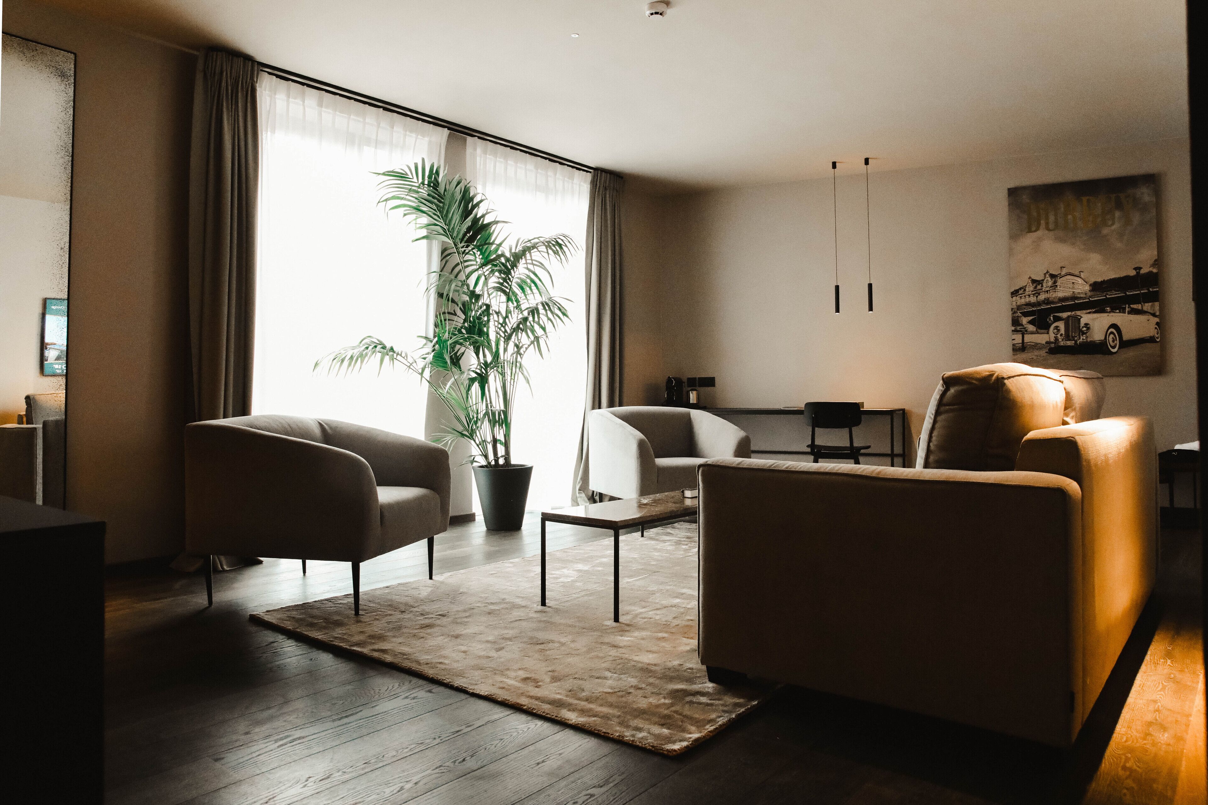 Executive Suite | Living area | 40-inch flat-screen TV with digital channels, TV