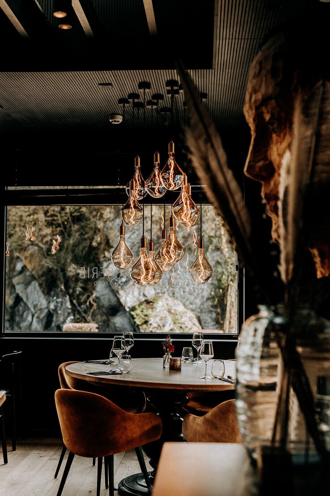 3 restaurants servant le déjeuner et le dîner, plats Cuisine française