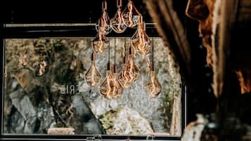 3 restaurants servant le déjeuner et le dßner, plats Cuisine française