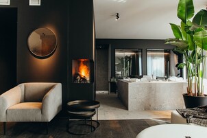 Luxury Suite | Minibar, in-room safe, desk, soundproofing