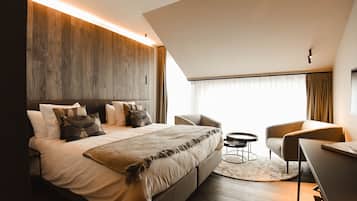 Deluxe Double Room | Minibar, in-room safe, desk, soundproofing