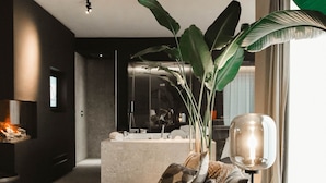Una sala moderna con un sofá, una mesita de centro y una planta grande.