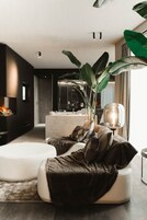 奢华套房 | 迷你吧、客房内保险箱、办公桌、隔音